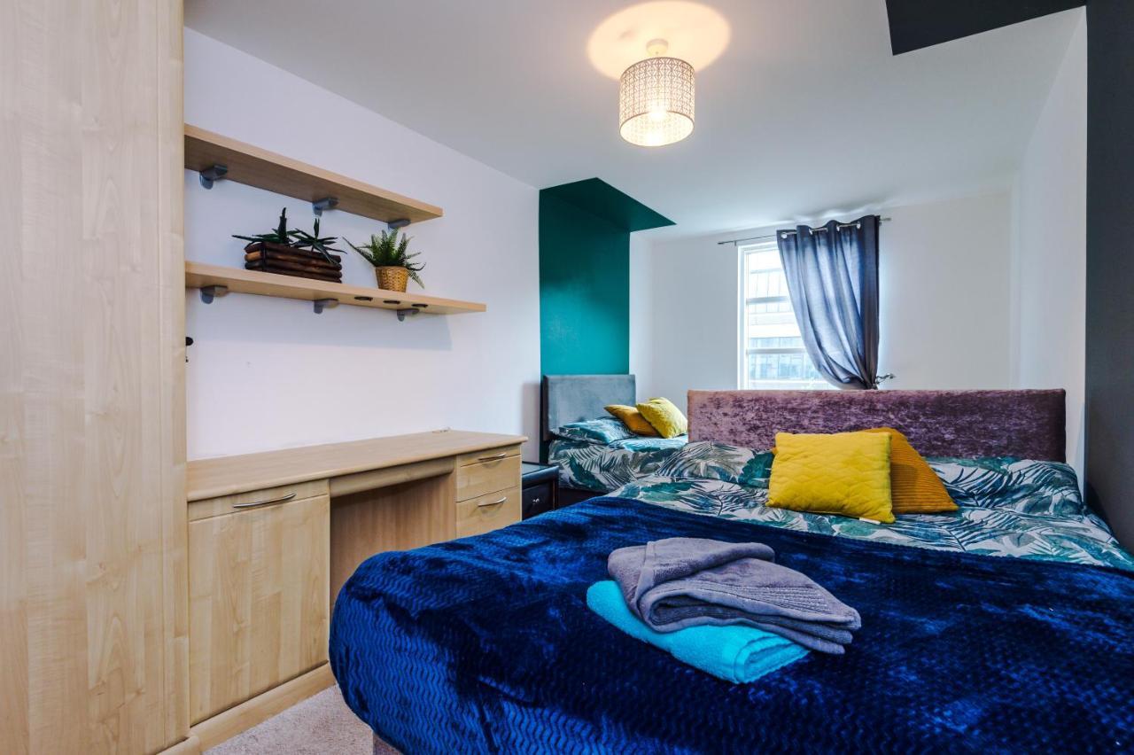 Spacious - Sleeps 9 * Manchester